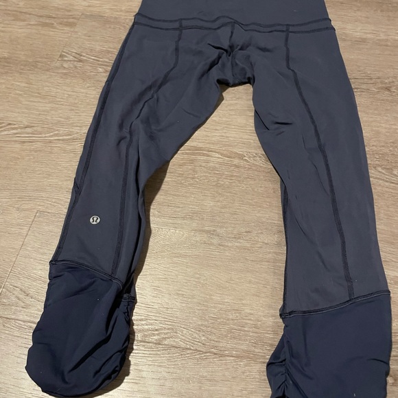 Size 8 lululemon cropped leggings - Picture 2 of 3